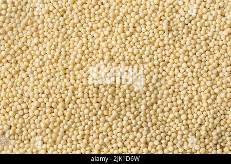 Raw trocken Bio Couscous in eine Schüssel geben. Stockfoto