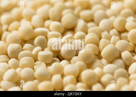 Raw trocken Bio Couscous in eine Schüssel geben. Stockfoto