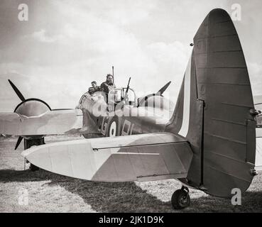 Die Crew-Mitglieder von Bristol Blenheim Mark IV von No. 40 Squadron RAF genießen die frische Luft, während sie auf den Start von Wyton, Cambridgeshire, warten. Am 26. August 1940 gelang es R3811 nicht, von einem nächtlichen Eindringling über den Flugplätzen Querqueville und Maupertus in Frankreich zurückzukehren, wobei die gesamte Besatzung getötet wurde. Die Bristol Blenheim war ein britisches Leichtbomberflugzeug, das von der Bristol Airplane Company entworfen und gebaut wurde und in den ersten zwei Jahren des Zweiten Weltkriegs ausgiebig eingesetzt wurde. Stockfoto