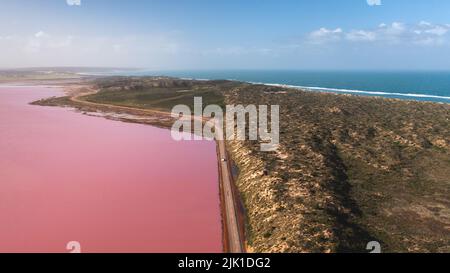 Luftbild des Pink Lake und des blauen Ozeans in Port Gregory, Westaustralien Stockfoto