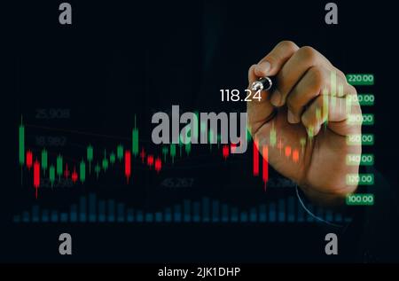Geschäftsmann mit einem Chart ein Devisenhändler, der in ein Technologie-Business-Chart und ein Konzept für Währungsdaten investiert. Stockfoto