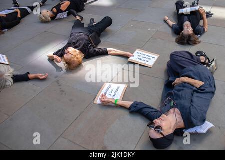 London, England, Großbritannien 29 July 2022 Mitglieder der Extinction Rebellion Ältere und Großeltern führen einen Burning Ballroom auf und sterben vor den Vanguard-Büros, um gegen ihre Investitionen in "Carbon Bomb"-Projekte auf der ganzen Welt zu protestieren Stockfoto