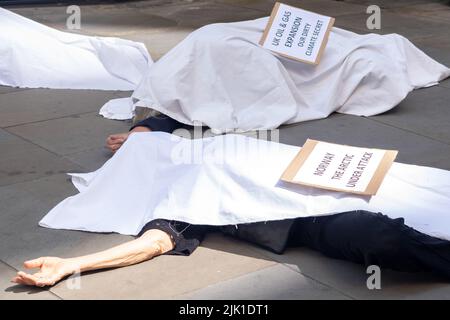 London, England, Großbritannien 29 July 2022 Mitglieder der Extinction Rebellion Ältere und Großeltern führen einen Burning Ballroom auf und sterben vor den Vanguard-Büros, um gegen ihre Investitionen in "Carbon Bomb"-Projekte auf der ganzen Welt zu protestieren Stockfoto