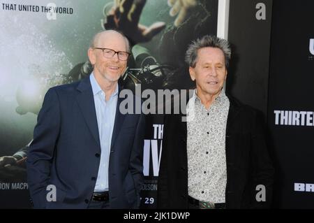 LOS ANGELES, CA - JULI 28: Regisseur/Produzent Ron Howard und Produzent Brian Grazer nehmen an der Premiere von Prime Video's 'Thirteen Lives' in Westwood VI Teil Stockfoto