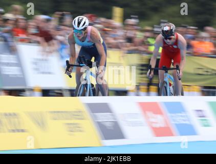 Sutton Coldifeld, Großbritannien. 29.. Juli 2022. Flora Duffy von Bermuda während des Women's Triathlon am ersten Tag der Commonwealth Games in Birmingham. Kredit: Paul Terry Foto/Alamy Live Nachrichten Stockfoto