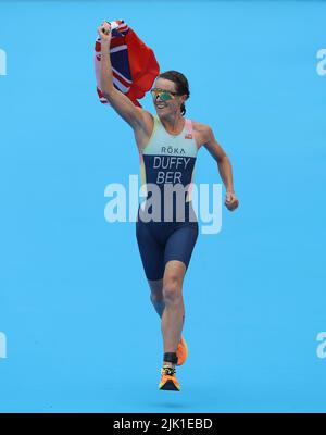 Sutton Coldifeld, Großbritannien. 29.. Juli 2022. Flora Duffy aus Bermuda feiert den Sieg beim Women's Triathlon am ersten Tag der Commonwealth Games in Birmingham. Kredit: Paul Terry Foto/Alamy Live Nachrichten Stockfoto