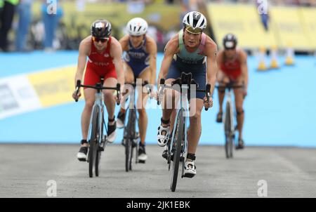 Sutton Coldifeld, Großbritannien. 29.. Juli 2022. Flora Duffy von Bermuda während des Women's Triathlon am ersten Tag der Commonwealth Games in Birmingham. Kredit: Paul Terry Foto/Alamy Live Nachrichten Stockfoto