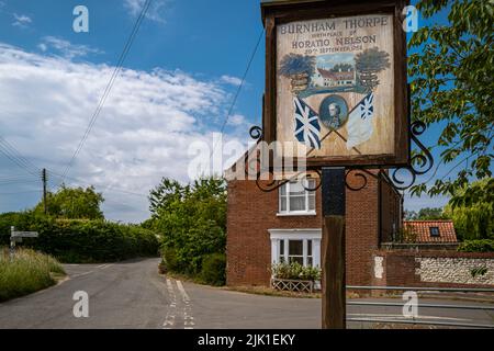 Dorfschild in Burnham Thorpe in Norfolk, das der Geburtsort von Admiral Lord Nelson war. Stockfoto