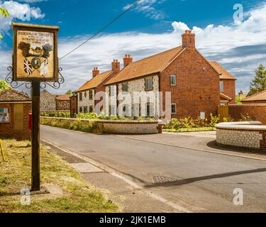 Dorfschild in Burnham Thorpe in Norfolk, das der Geburtsort von Admiral Lord Nelson war. Stockfoto