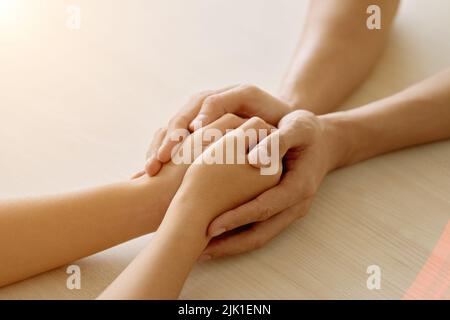 Nahaufnahme der unterstützenden Hände eines Freundes Stockfoto