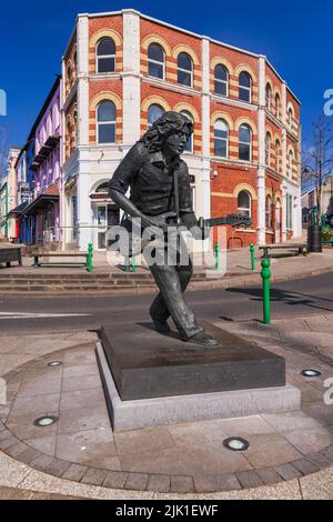 Irland, County Donegal, Ballyshannon, Skulptur des verstorbenen irischen Rockgitarristen Rory Gallagher vom schottischen Künstler David Annand, vollendet 2010. Stockfoto