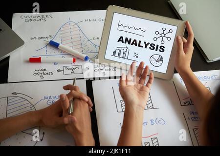 Verschiedene Diagramme und Diagramme auf der Tabelle der Geschäftsleute, die sich treffen Stockfoto