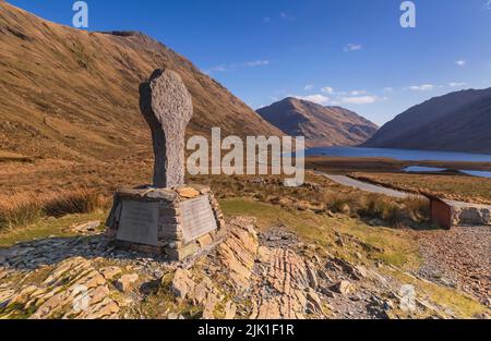 Irland, Grafschaft Mayo, Doo Lough, Hungersnot Memorial Cross zum Gedenken an ein Ereignis am 31. 1849. März, bei dem viele hungernde Menschen gezwungen waren, bei schlechtem Wetter zwanzig Meilen oder mehr von Louisburgh zur Delphi Lodge zu laufen, um an einer Inspektion teilzunehmen und Hungerhilfe zu erhalten. Stockfoto