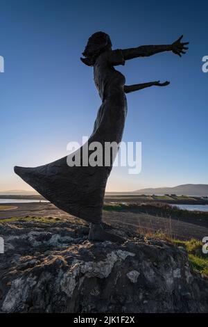 Irland, County Sligo, Rosses Point, Waiting on the Shore Skulptur von Niall Bruton, die 2002 enthüllt wurde. Stockfoto
