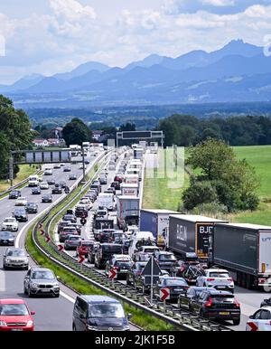 Dettendorf, Deutschland. 29.. Juli 2022. Auf der Autobahn A8 von München nach Salzburg im Bezirk Rosenheim vor dem Hintergrund des Chiemgaus stapeln sich Fahrzeuge. Quelle: Uwe Lein/dpa Quelle: Uwe Lein/dpa/Alamy Live News Stockfoto