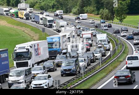 Dettendorf, Deutschland. 29.. Juli 2022. Auf der Autobahn A8 von München nach Salzburg im Bezirk Rosenheim sind Fahrzeuge blockiert. Quelle: Uwe Lein/dpa Quelle: Uwe Lein/dpa/Alamy Live News Stockfoto
