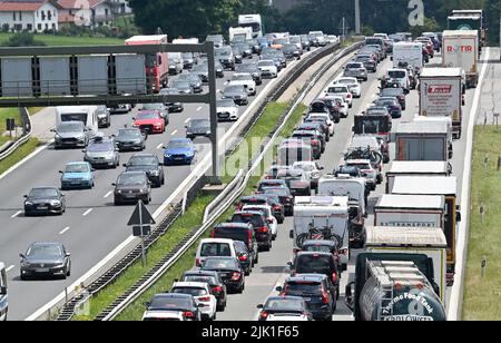 Dettendorf, Deutschland. 29.. Juli 2022. Auf der Autobahn A8 von München nach Salzburg im Bezirk Rosenheim sind Fahrzeuge blockiert. Quelle: Uwe Lein/dpa Quelle: Uwe Lein/dpa/Alamy Live News Stockfoto