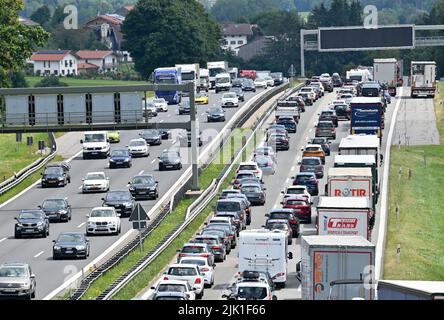 Dettendorf, Deutschland. 29.. Juli 2022. Auf der Autobahn A8 von München nach Salzburg im Bezirk Rosenheim sind Fahrzeuge blockiert. Quelle: Uwe Lein/dpa Quelle: Uwe Lein/dpa/Alamy Live News Stockfoto