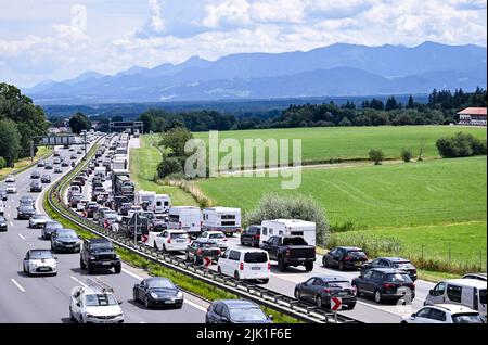 Dettendorf, Deutschland. 29.. Juli 2022. Auf der Autobahn A8 von München nach Salzburg im Bezirk Rosenheim vor dem Hintergrund des Chiemgaus stapeln sich Fahrzeuge. Quelle: Uwe Lein/dpa Quelle: Uwe Lein/dpa/Alamy Live News Stockfoto
