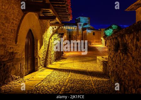 Der Hauptplatz der Altstadt mit gewölbten Türen in der Nacht. Santillana del Mar, Santander. Stockfoto