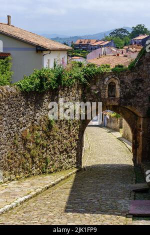 Gewölbte Zugangstür zu den Hauptstraßen der Altstadt. San Vicente de la Barquera. Stockfoto