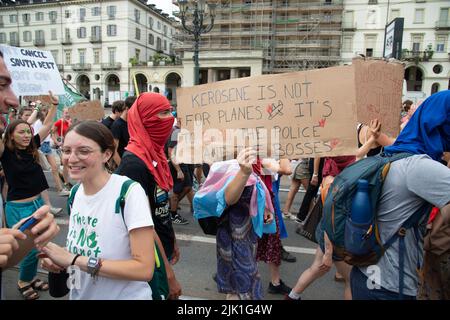 Jugendliche protestieren während des Marsches des Climate Social Camp am 29. Juli 2022 in Turin, Italien. Fridays for Future ist eine globale Klimastreik-Bewegung von Schülern, die im August 2018 mit der schwedischen Schülerin Greta Thunberg mediatisiert wurde. Stockfoto