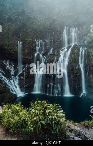 Eine vertikale Aufnahme der wunderschönen Grand Galet Falls in Saint-Joseph, Reunion Island Stockfoto