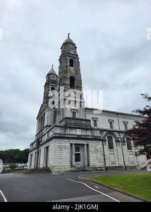 Ein vertikaler niedriger Winkel der Kathedrale von Christ the King in Mullingar, Irland Stockfoto