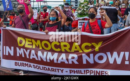 Quezon City, NCR, Philippinen. 29.. Juli 2022. Mitglieder verschiedener zivilgesellschaftlicher und solidarischer Organisationen, die der Koalition „Burma Solidarity Philippines“ (BPSL) angehören, Schließen Sie sich der Welt und der internationalen Gemeinschaft heute an, die illegitimen Militärregeln Myanmars für die Hinrichtung von vier pro-demokratischen Aktivisten aufs Schärfste zu verurteilen, und sprechen Sie ihren Familien das tiefste Beileid aus und bekunden Sie den Völkern von Birma/Myanmar bei ihrem fortdauernden Streben nach echter Demokratie, Frieden, Und soziale Gerechtigkeit. (Bild: © Edd Castro/Pacific Press via ZUMA Press Wire) Stockfoto