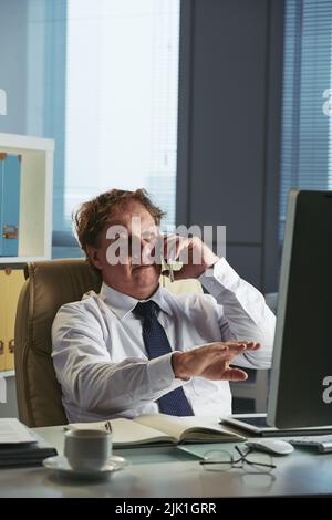 Porträt eines Unternehmers mittleren Alters, der telefoniert Stockfoto