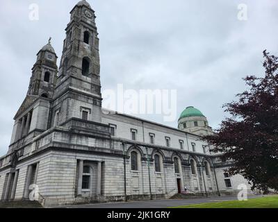 Ein niedriger Winkel der Kathedrale Christi des Königs in Mullingar, Irland Stockfoto