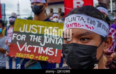 Quezon City, NCR, Philippinen. 29.. Juli 2022. Mitglieder verschiedener zivilgesellschaftlicher und solidarischer Organisationen, die der Koalition „Burma Solidarity Philippines“ (BPSL) angehören, Schließen Sie sich der Welt und der internationalen Gemeinschaft heute an, die illegitimen Militärregeln Myanmars für die Hinrichtung von vier pro-demokratischen Aktivisten aufs Schärfste zu verurteilen, und sprechen Sie ihren Familien das tiefste Beileid aus und bekunden Sie den Völkern von Birma/Myanmar bei ihrem fortdauernden Streben nach echter Demokratie, Frieden, Und soziale Gerechtigkeit. (Bild: © Edd Castro/Pacific Press via ZUMA Press Wire) Stockfoto