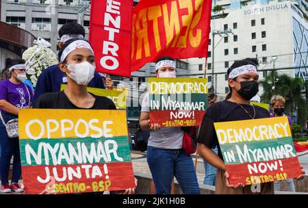 Quezon City, NCR, Philippinen. 29.. Juli 2022. Mitglieder verschiedener zivilgesellschaftlicher und solidarischer Organisationen, die der Koalition „Burma Solidarity Philippines“ (BPSL) angehören, Schließen Sie sich der Welt und der internationalen Gemeinschaft heute an, die illegitimen Militärregeln Myanmars für die Hinrichtung von vier pro-demokratischen Aktivisten aufs Schärfste zu verurteilen, und sprechen Sie ihren Familien das tiefste Beileid aus und bekunden Sie den Völkern von Birma/Myanmar bei ihrem fortdauernden Streben nach echter Demokratie, Frieden, Und soziale Gerechtigkeit. (Bild: © Edd Castro/Pacific Press via ZUMA Press Wire) Stockfoto