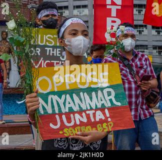 Quezon City, NCR, Philippinen. 29.. Juli 2022. Mitglieder verschiedener zivilgesellschaftlicher und solidarischer Organisationen, die der Koalition „Burma Solidarity Philippines“ (BPSL) angehören, Schließen Sie sich der Welt und der internationalen Gemeinschaft heute an, die illegitimen Militärregeln Myanmars für die Hinrichtung von vier pro-demokratischen Aktivisten aufs Schärfste zu verurteilen, und sprechen Sie ihren Familien das tiefste Beileid aus und bekunden Sie den Völkern von Birma/Myanmar bei ihrem fortdauernden Streben nach echter Demokratie, Frieden, Und soziale Gerechtigkeit. (Bild: © Edd Castro/Pacific Press via ZUMA Press Wire) Stockfoto