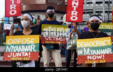 Quezon City, NCR, Philippinen. 29.. Juli 2022. Mitglieder verschiedener zivilgesellschaftlicher und solidarischer Organisationen, die der Koalition „Burma Solidarity Philippines“ (BPSL) angehören, Schließen Sie sich der Welt und der internationalen Gemeinschaft heute an, die illegitimen Militärregeln Myanmars für die Hinrichtung von vier pro-demokratischen Aktivisten aufs Schärfste zu verurteilen, und sprechen Sie ihren Familien das tiefste Beileid aus und bekunden Sie den Völkern von Birma/Myanmar bei ihrem fortdauernden Streben nach echter Demokratie, Frieden, Und soziale Gerechtigkeit. (Bild: © Edd Castro/Pacific Press via ZUMA Press Wire) Stockfoto