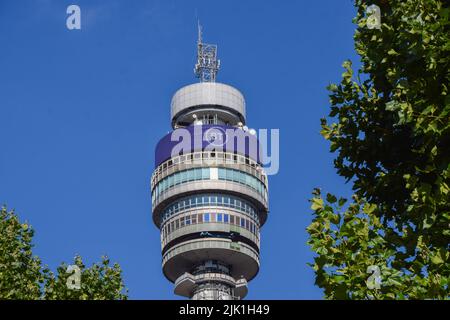 London, Großbritannien. 29.. Juli 2022. Gesamtansicht des legendären BT Tower im Zentrum von London. Tausende von BT- und OpenReach-Mitarbeitern haben Lohnausfälle durchgeführt. Kredit: SOPA Images Limited/Alamy Live Nachrichten Stockfoto