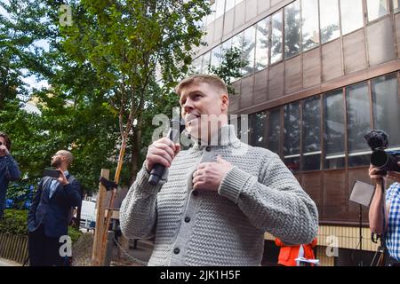 London, Großbritannien. 29.. Juli 2022. Eddie Dempsey, Senior Assistant General Secretary der RMT (Rail, Maritime and Transport) Union, spricht während des Streiks vor dem BT Tower. Tausende von BT- und OpenReach-Mitarbeitern haben Lohnausfälle durchgeführt. Kredit: SOPA Images Limited/Alamy Live Nachrichten Stockfoto