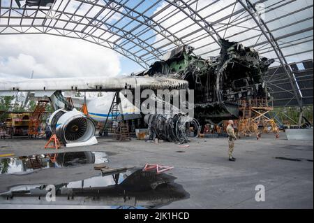 25. Juli 2022, Ukraine, Hostomel: Die zerstörten Überreste einer Antonov an-225 liegen auf dem Flugplatz. Das sechsmotorige Antonov an-225-Frachtflugzeug „Mrija“ wurde während der russischen Invasion in der Ukraine im Februar 2022 in Kämpfen zerstört. Foto: Christophe Gateau/dpa Stockfoto