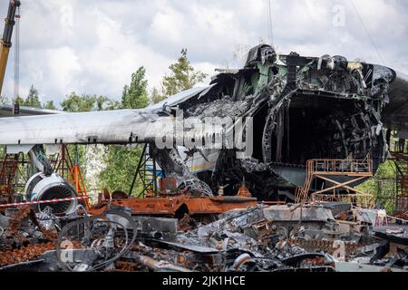 25. Juli 2022, Ukraine, Hostomel: Die zerstörten Überreste einer Antonov an-225 liegen auf dem Flugplatz. Das sechsmotorige Antonov an-225-Frachtflugzeug „Mrija“ wurde während der russischen Invasion in der Ukraine im Februar 2022 in Kämpfen zerstört. Foto: Christophe Gateau/dpa Stockfoto