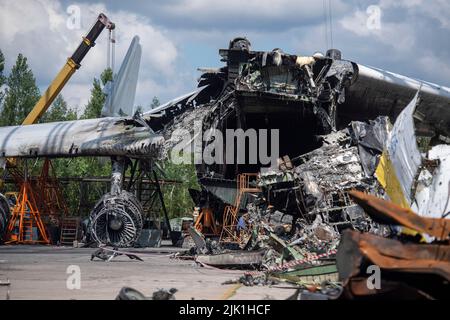 25. Juli 2022, Ukraine, Hostomel: Die zerstörten Überreste einer Antonov an-225 liegen auf dem Flugplatz. Das sechsmotorige Antonov an-225-Frachtflugzeug „Mrija“ wurde während der russischen Invasion in der Ukraine im Februar 2022 in Kämpfen zerstört. Foto: Christophe Gateau/dpa Stockfoto