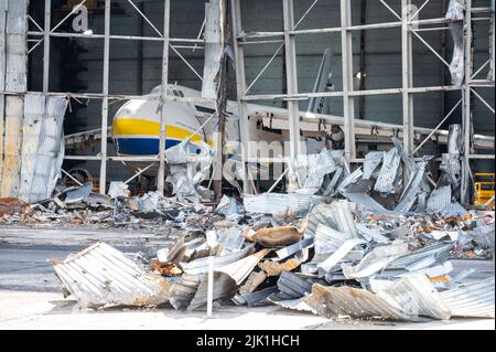 25. Juli 2022, Ukraine, Hostomel: Die zerstörten Überreste einer Antonov an-225 liegen auf dem Flugplatz. Das sechsmotorige Antonov an-225-Frachtflugzeug „Mrija“ wurde während der russischen Invasion in der Ukraine im Februar 2022 in Kämpfen zerstört. Foto: Christophe Gateau/dpa Stockfoto