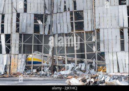 25. Juli 2022, Ukraine, Hostomel: Die zerstörten Überreste einer Antonov an-225 liegen auf dem Flugplatz. Das sechsmotorige Antonov an-225-Frachtflugzeug „Mrija“ wurde während der russischen Invasion in der Ukraine im Februar 2022 in Kämpfen zerstört. Foto: Christophe Gateau/dpa Stockfoto