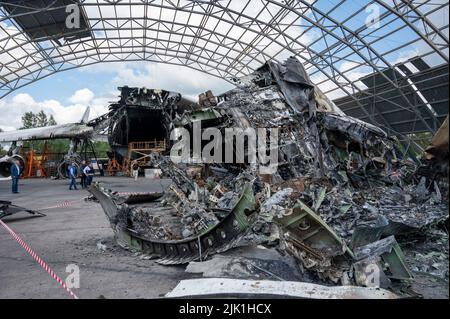 25. Juli 2022, Ukraine, Hostomel: Die zerstörten Überreste einer Antonov an-225 liegen auf dem Flugplatz. Das sechsmotorige Antonov an-225-Frachtflugzeug „Mrija“ wurde während der russischen Invasion in der Ukraine im Februar 2022 in Kämpfen zerstört. Foto: Christophe Gateau/dpa Stockfoto