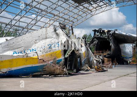 25. Juli 2022, Ukraine, Hostomel: Die zerstörten Überreste einer Antonov an-225 liegen auf dem Flugplatz. Das sechsmotorige Antonov an-225-Frachtflugzeug „Mrija“ wurde während der russischen Invasion in der Ukraine im Februar 2022 in Kämpfen zerstört. Foto: Christophe Gateau/dpa Stockfoto