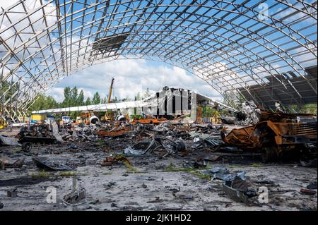 25. Juli 2022, Ukraine, Hostomel: Die zerstörten Überreste einer Antonov an-225 liegen auf dem Flugplatz. Das sechsmotorige Antonov an-225-Frachtflugzeug „Mrija“ wurde während der russischen Invasion in der Ukraine im Februar 2022 in Kämpfen zerstört. Foto: Christophe Gateau/dpa Stockfoto