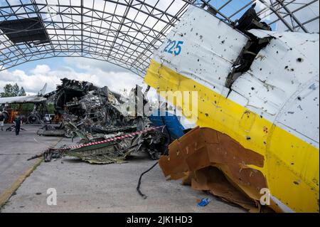 25. Juli 2022, Ukraine, Hostomel: Die zerstörten Überreste einer Antonov an-225 liegen auf dem Flugplatz. Das sechsmotorige Antonov an-225-Frachtflugzeug „Mrija“ wurde während der russischen Invasion in der Ukraine im Februar 2022 in Kämpfen zerstört. Foto: Christophe Gateau/dpa Stockfoto