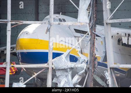 25. Juli 2022, Ukraine, Hostomel: Die zerstörten Überreste einer Antonov an-225 liegen auf dem Flugplatz. Das sechsmotorige Antonov an-225-Frachtflugzeug „Mrija“ wurde während der russischen Invasion in der Ukraine im Februar 2022 in Kämpfen zerstört. Foto: Christophe Gateau/dpa Stockfoto