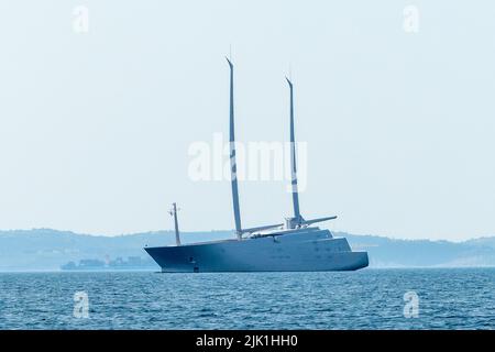 Triest, Italien, 28. Juli 2022. Die größte Segelyacht der Welt war im adriatischen Hafen von Triest unterwegs. Die 530 Millionen Euro Segelyacht Stockfoto