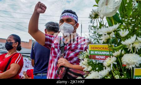 Quezon City, NCR, Philippinen. 29.. Juli 2022. Mitglieder verschiedener zivilgesellschaftlicher und solidarischer Organisationen, die der Koalition „Burma Solidarity Philippines“ (BPSL) angehören, Schließen Sie sich der Welt und der internationalen Gemeinschaft heute an, die illegitimen Militärregeln Myanmars für die Hinrichtung von vier pro-demokratischen Aktivisten aufs Schärfste zu verurteilen, und sprechen Sie ihren Familien das tiefste Beileid aus und bekunden Sie den Völkern von Birma/Myanmar bei ihrem fortdauernden Streben nach echter Demokratie, Frieden, Und soziale Gerechtigkeit. (Bild: © Edd Castro/Pacific Press via ZUMA Press Wire) Stockfoto