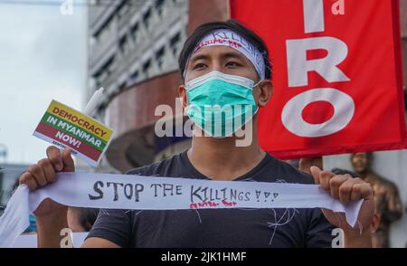 Quezon City, NCR, Philippinen. 29.. Juli 2022. Mitglieder verschiedener zivilgesellschaftlicher und solidarischer Organisationen, die der Koalition „Burma Solidarity Philippines“ (BPSL) angehören, Schließen Sie sich der Welt und der internationalen Gemeinschaft heute an, die illegitimen Militärregeln Myanmars für die Hinrichtung von vier pro-demokratischen Aktivisten aufs Schärfste zu verurteilen, und sprechen Sie ihren Familien das tiefste Beileid aus und bekunden Sie den Völkern von Birma/Myanmar bei ihrem fortdauernden Streben nach echter Demokratie, Frieden, Und soziale Gerechtigkeit. (Bild: © Edd Castro/Pacific Press via ZUMA Press Wire) Stockfoto